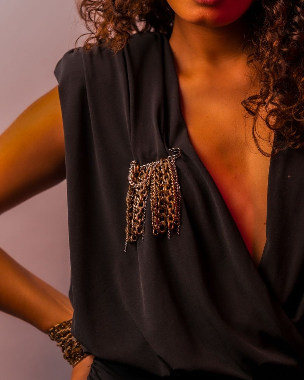 Broche de Correntes em Metallic Brown – Styling Maximalista