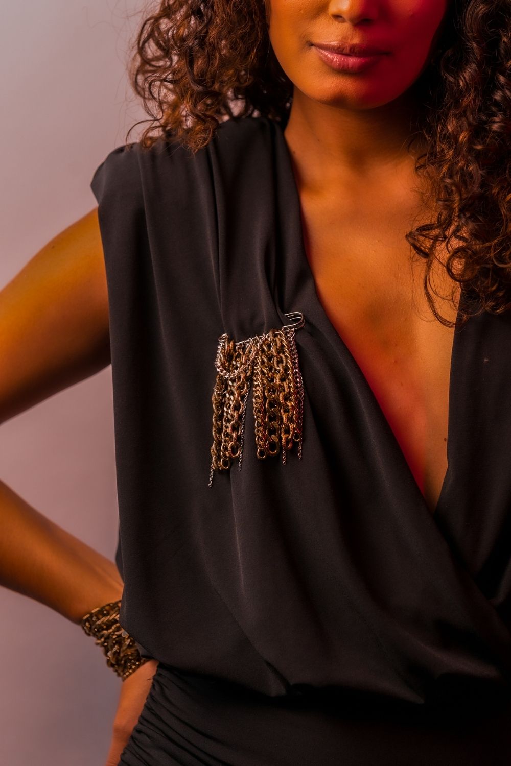 Broche de Correntes em Metallic Brown – Styling Maximalista