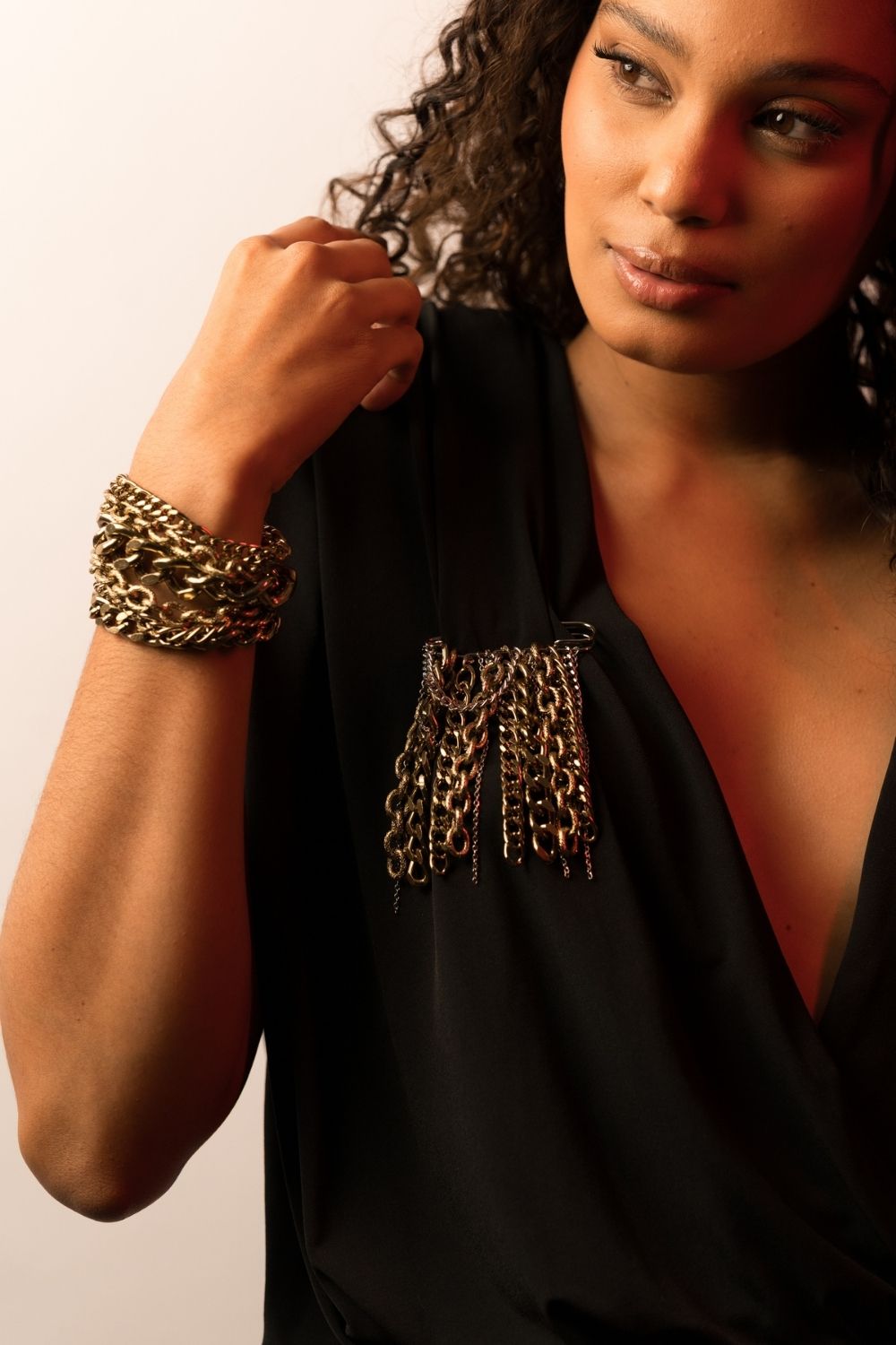 Broche de Correntes em Metallic Brown – Styling Maximalista