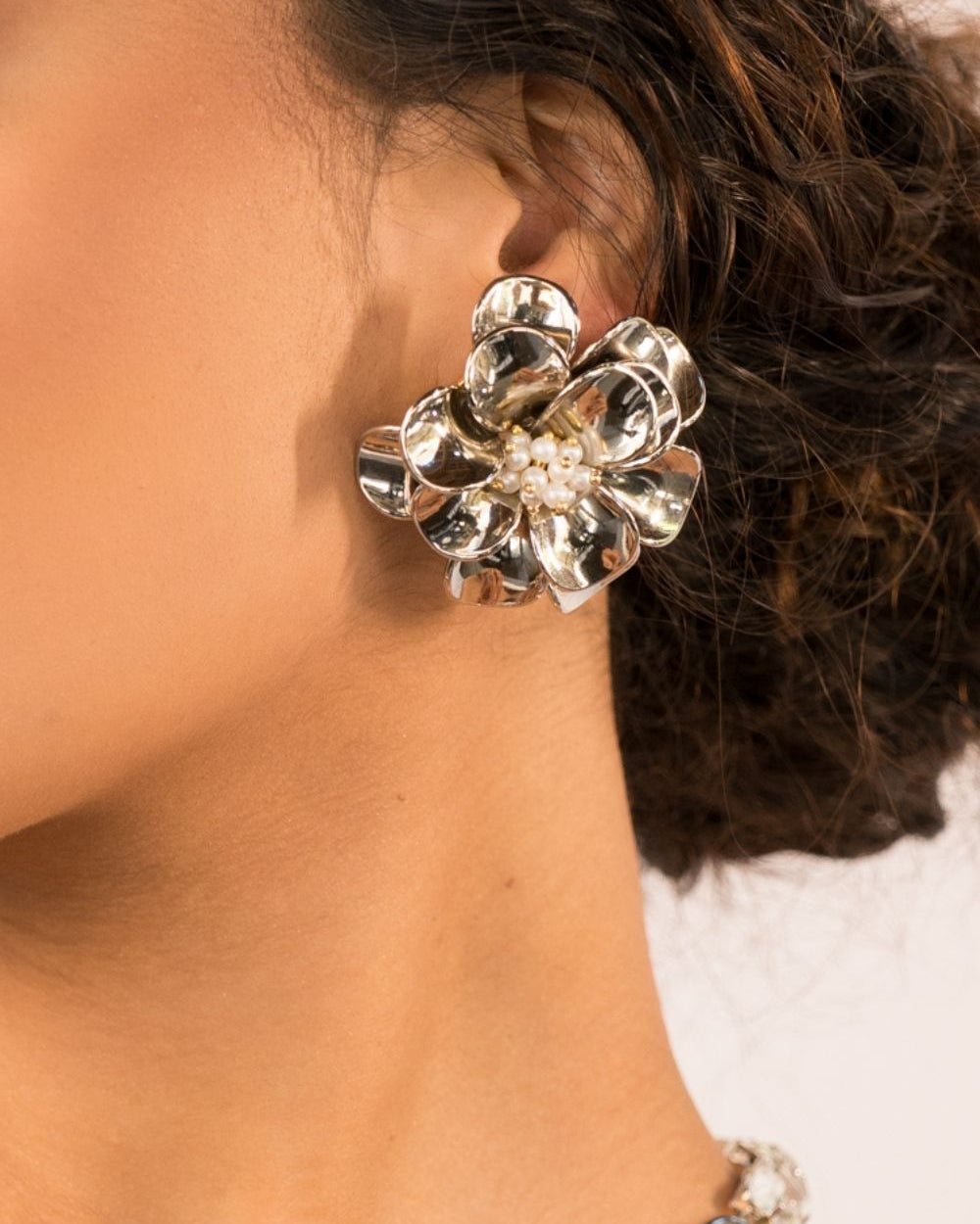 Brinco Flor Tridimensional com Pérolas e Mix de Metais – Angela