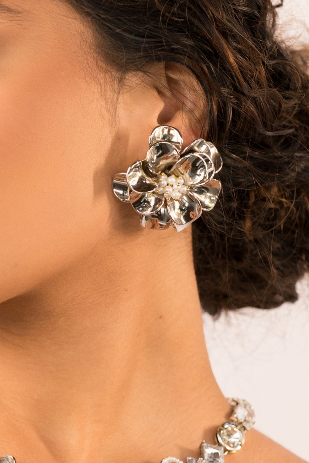 Brinco Flor Tridimensional com Pérolas e Mix de Metais – Angela