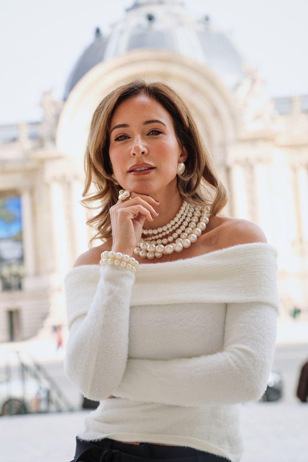 Maxi Colar de Pérolas Dourado em Camadas com Volume Estruturado