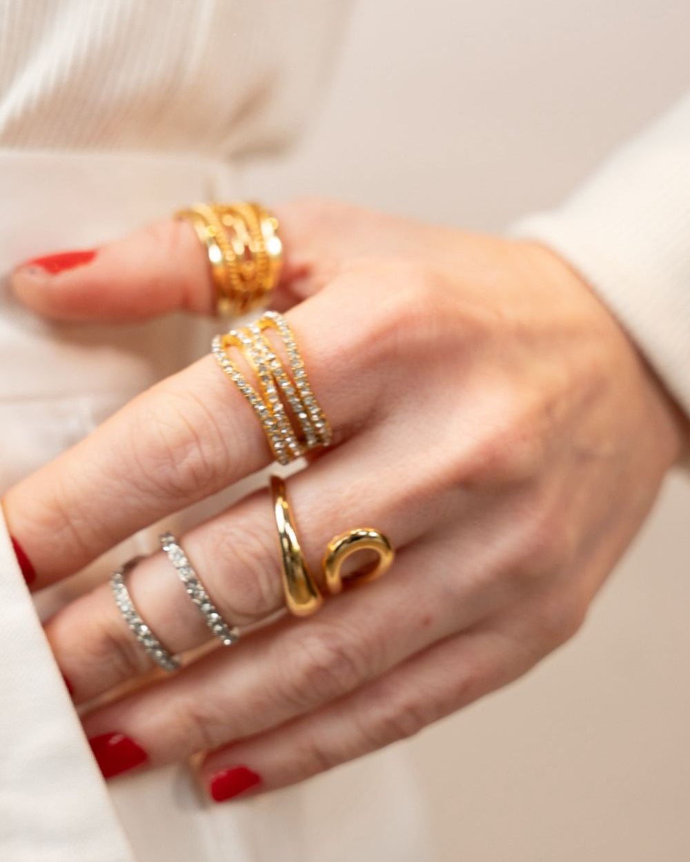 Anel Ajustável Dourado com Elos e Textura Essenza em Camadas