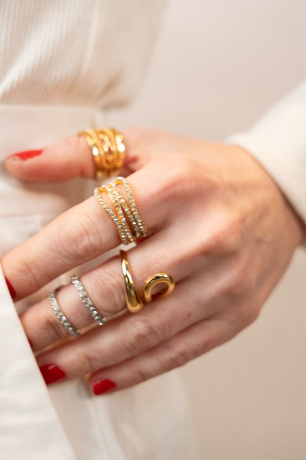 Anel Ajustável Dourado com Elos e Textura Essenza em Camadas