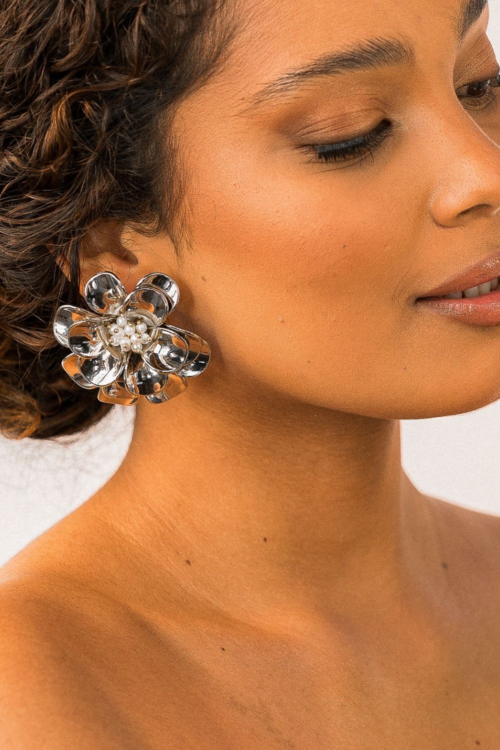 Brinco Flor Tridimensional com Pérolas e Mix de Metais – Angela