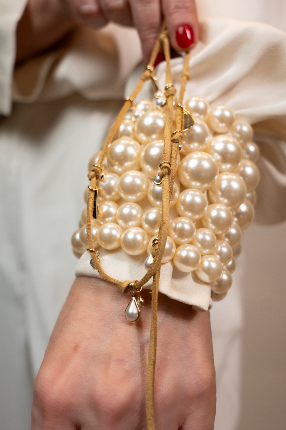 Kit Pulseiras com Pérolas e Cordão Multifuncional com Pingentes