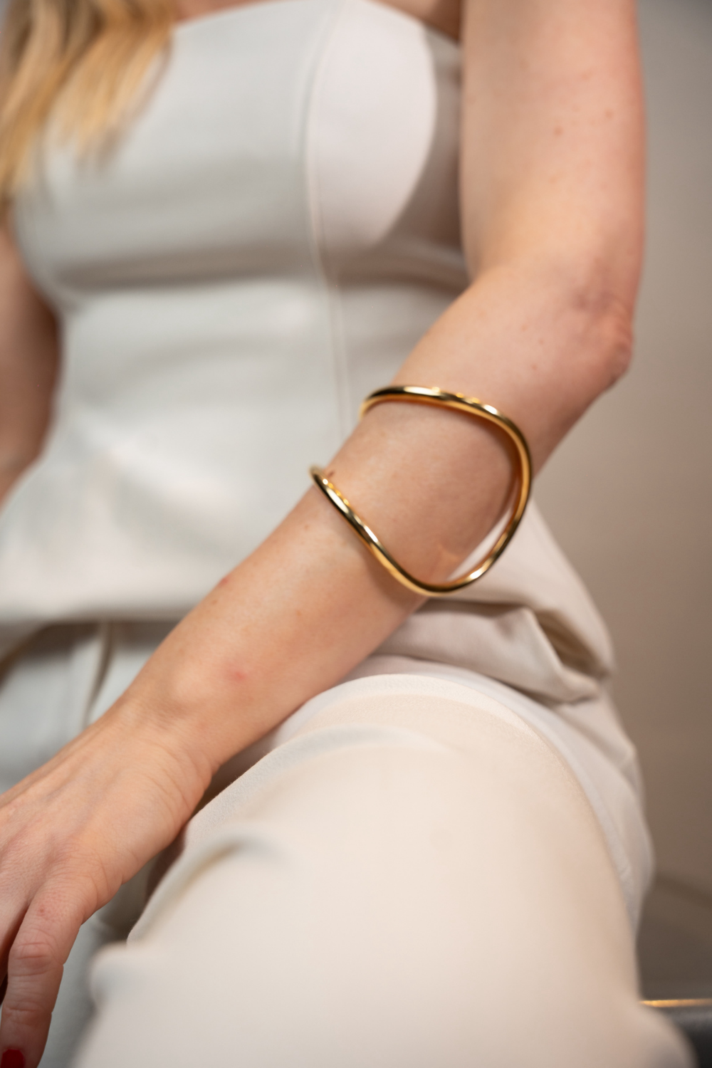Bracelete Orgânico Dourado com Design Escultural e Linha Contínua