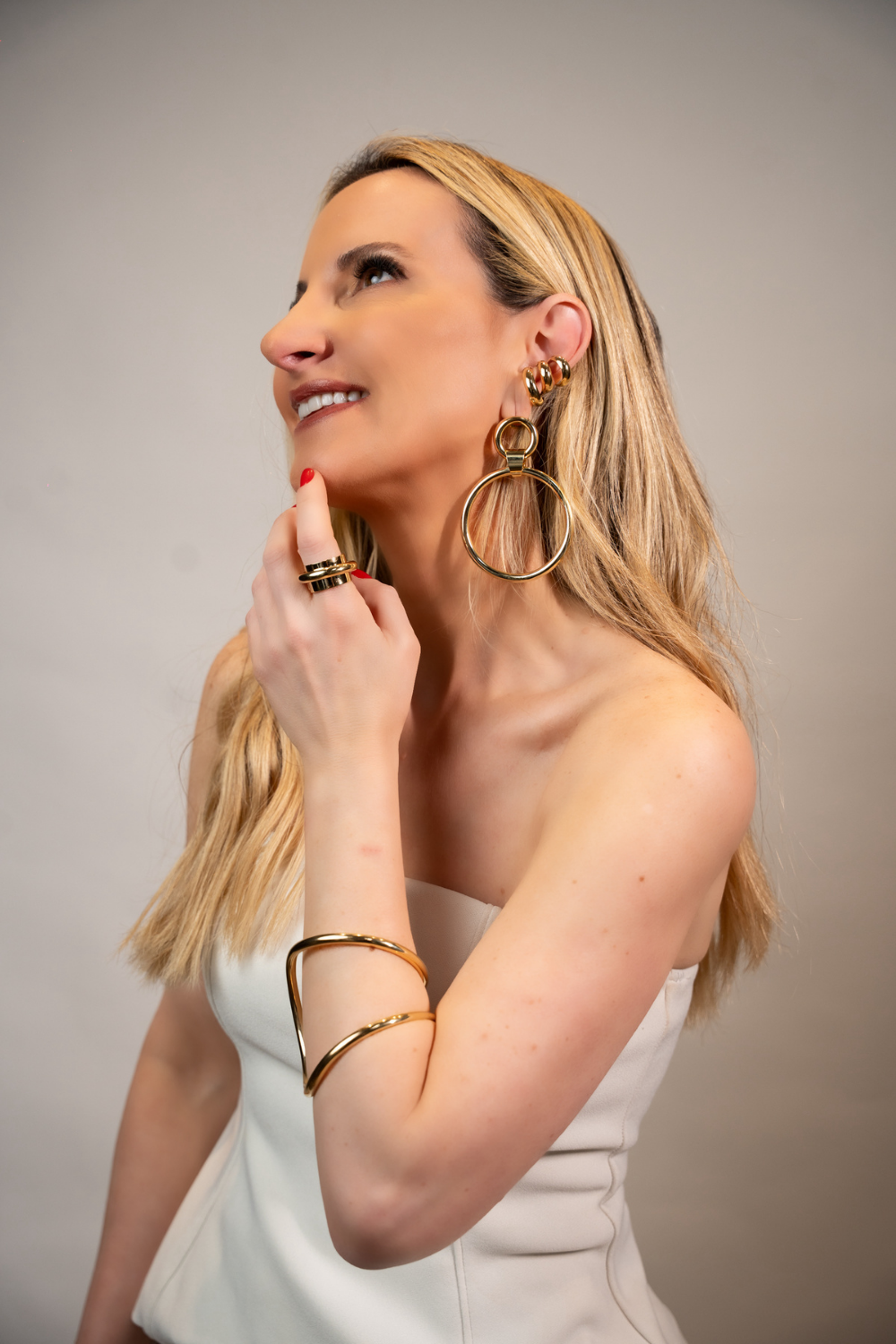 Bracelete Orgânico Dourado com Design Escultural e Linha Contínua