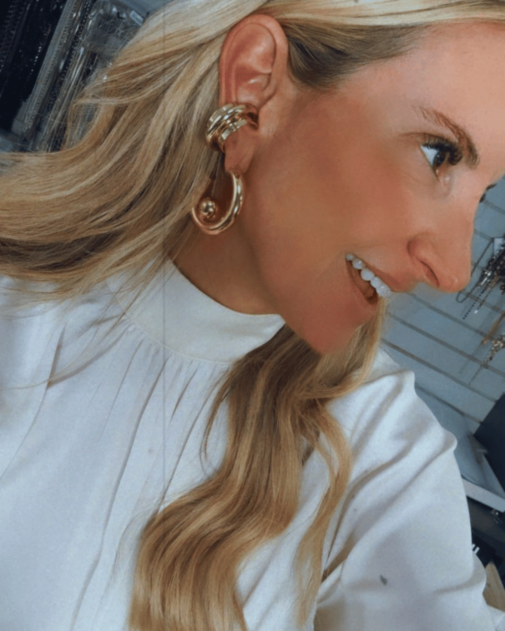 Brinco Argola Metallo Dourado com Esfera Interna