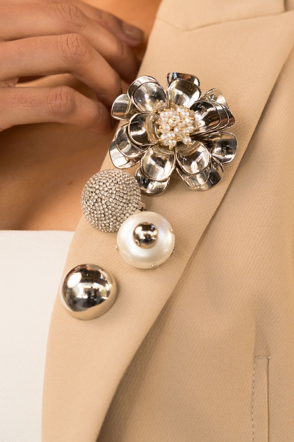Broche Flor Tridimensional com Pérolas e Mix de Metais – Angela