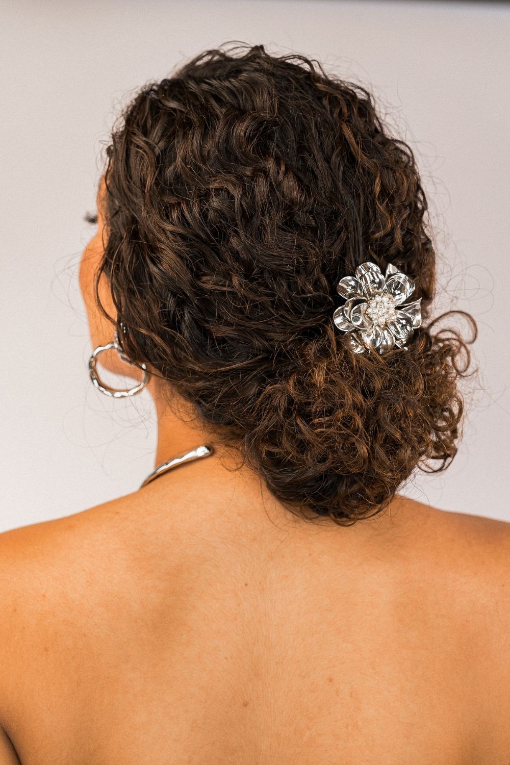 Broche Flor Tridimensional com Pérolas e Mix de Metais – Angela