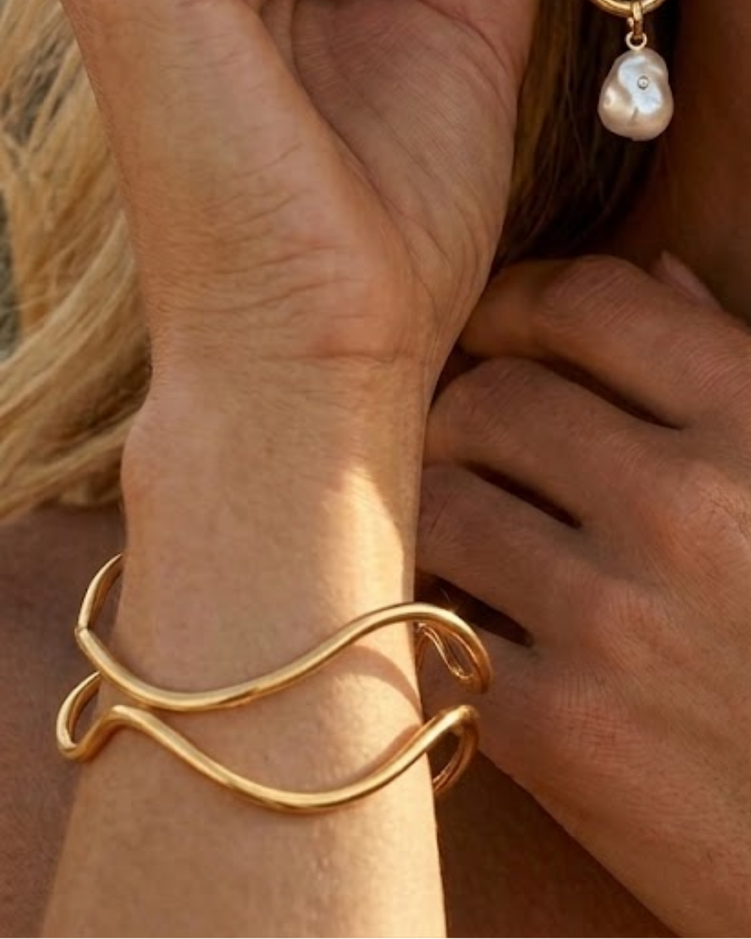 Bracelete Feminino Orgânico Dourado com Design Escultural | Western Glam