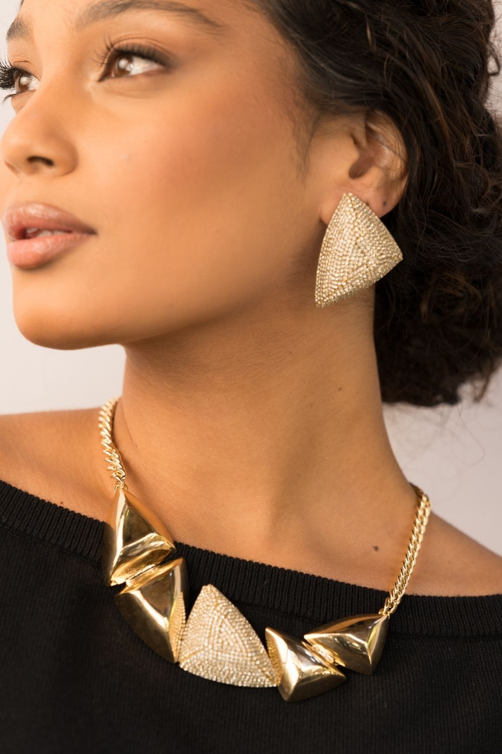 Kit Colar Geométrico Dourado com Strass Aplicado à Mão – Shine