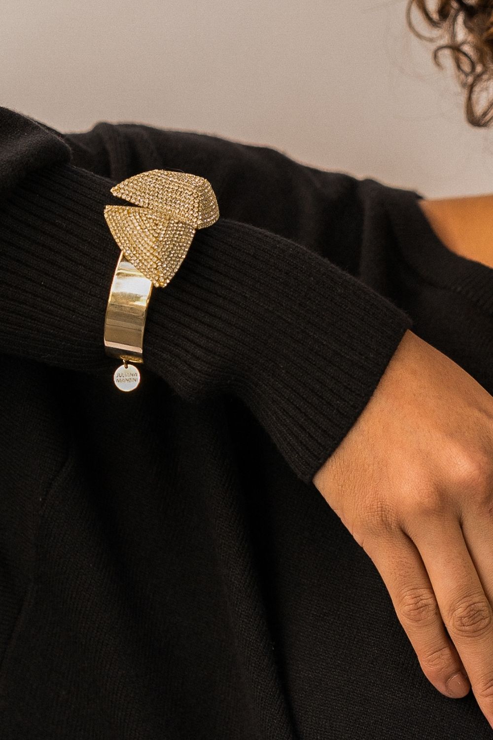 Bracelete Geométrico Dourado com Strass Aplicado à Mão – Shine