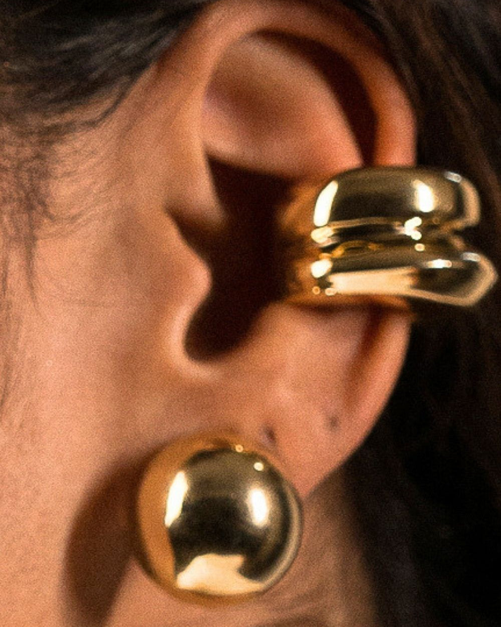 Ear Cuff Bold em Eletroformação Dourado – Volume Escultural e Leveza