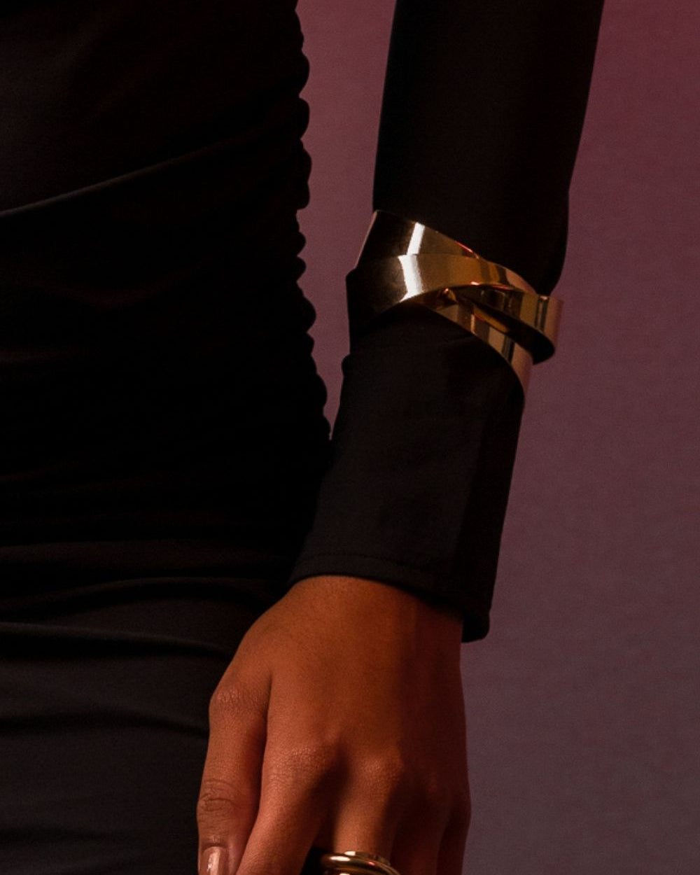 Bracelete Estruturado Tridimensional em Metal Dourado – Design