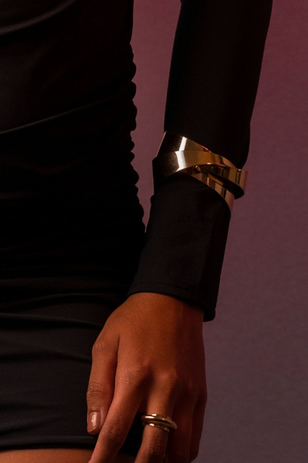 Bracelete Estruturado Tridimensional em Metal Dourado – Design