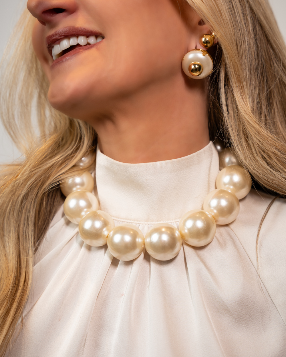 Colar de Pérolas Grandes Dourado com Volume Estruturado