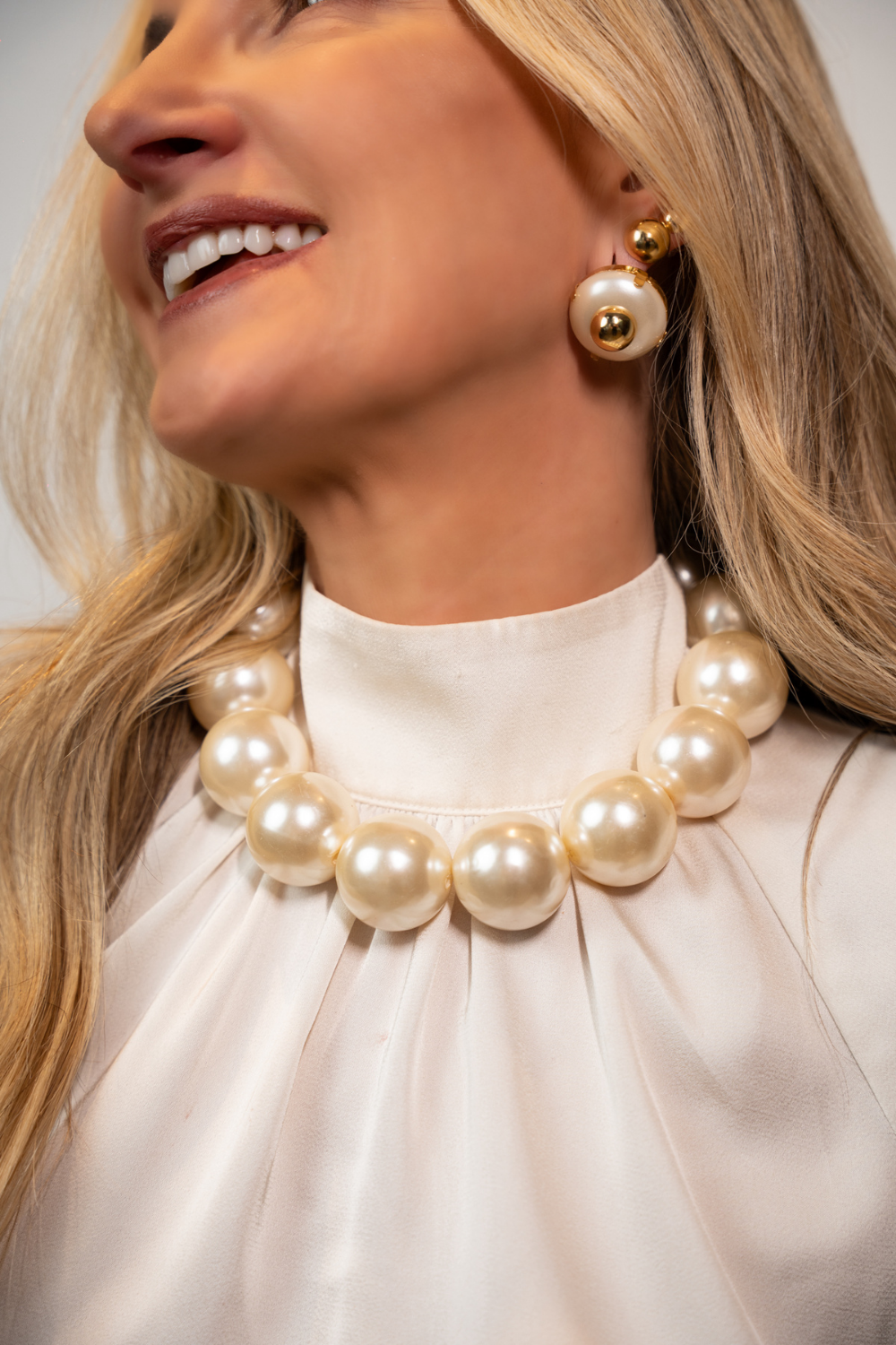 Colar de Pérolas Grandes Dourado com Volume Estruturado