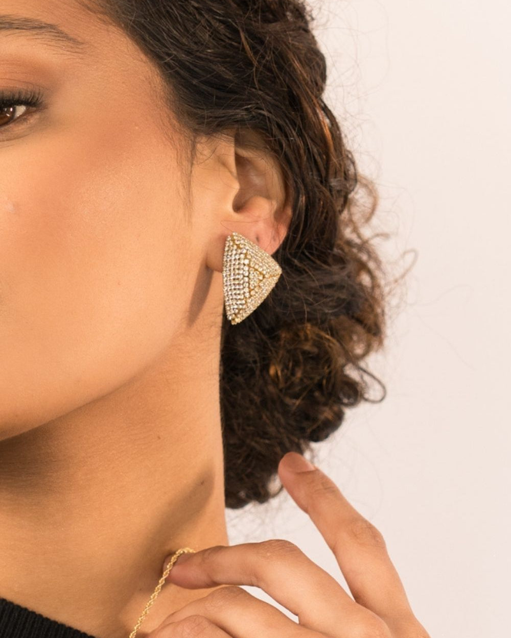 Brinco Geométrico Dourado Pequeno com Strass Aplicado à Mão – Shine