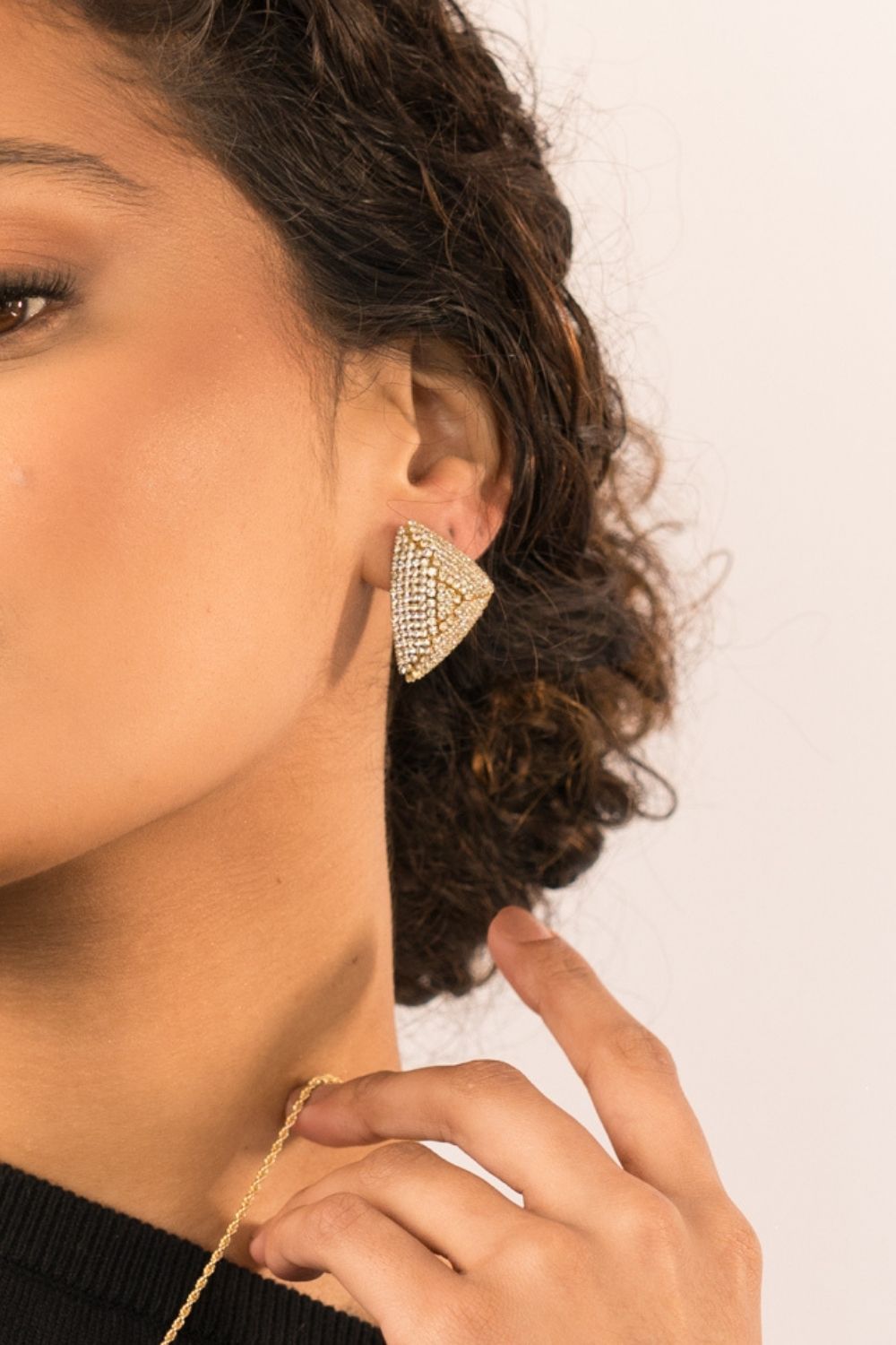 Brinco Geométrico Dourado Pequeno com Strass Aplicado à Mão – Shine