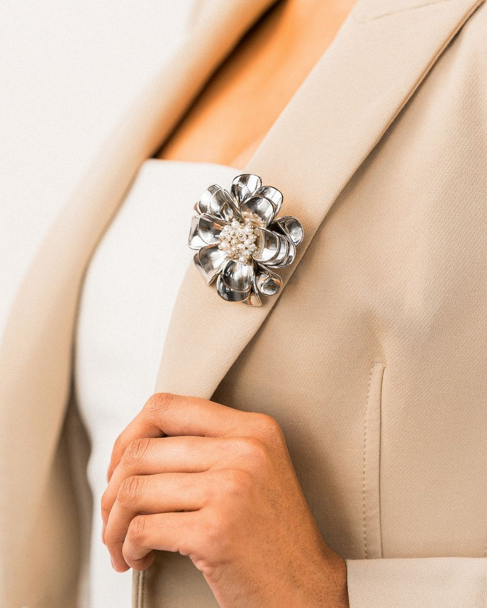 Broche Flor Tridimensional com Pérolas e Mix de Metais – Angela