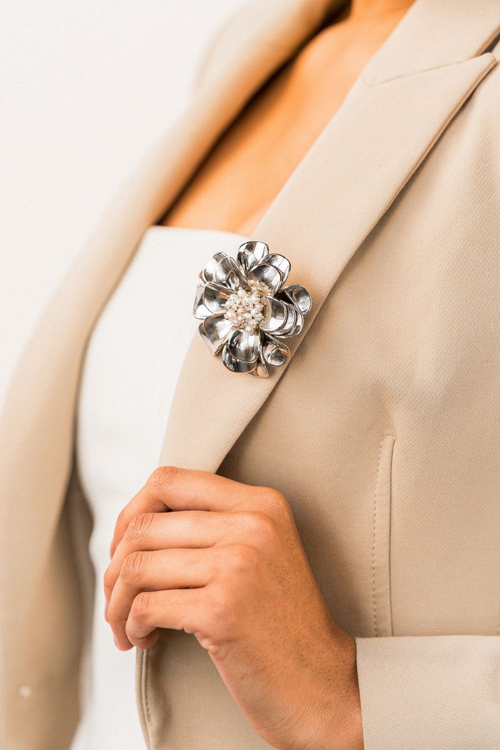 Broche Flor Tridimensional com Pérolas e Mix de Metais – Angela
