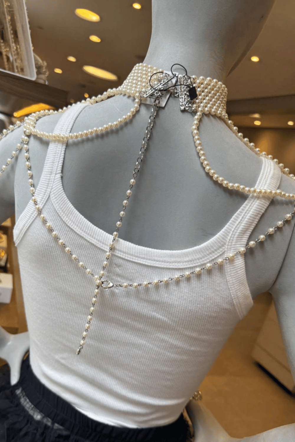 Maxi Colar de Pérolas em Camadas com Estrutura Envolvente Prateada – Limited