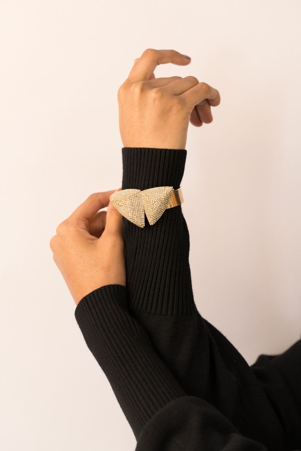 Bracelete Geométrico Dourado com Strass Aplicado à Mão – Shine
