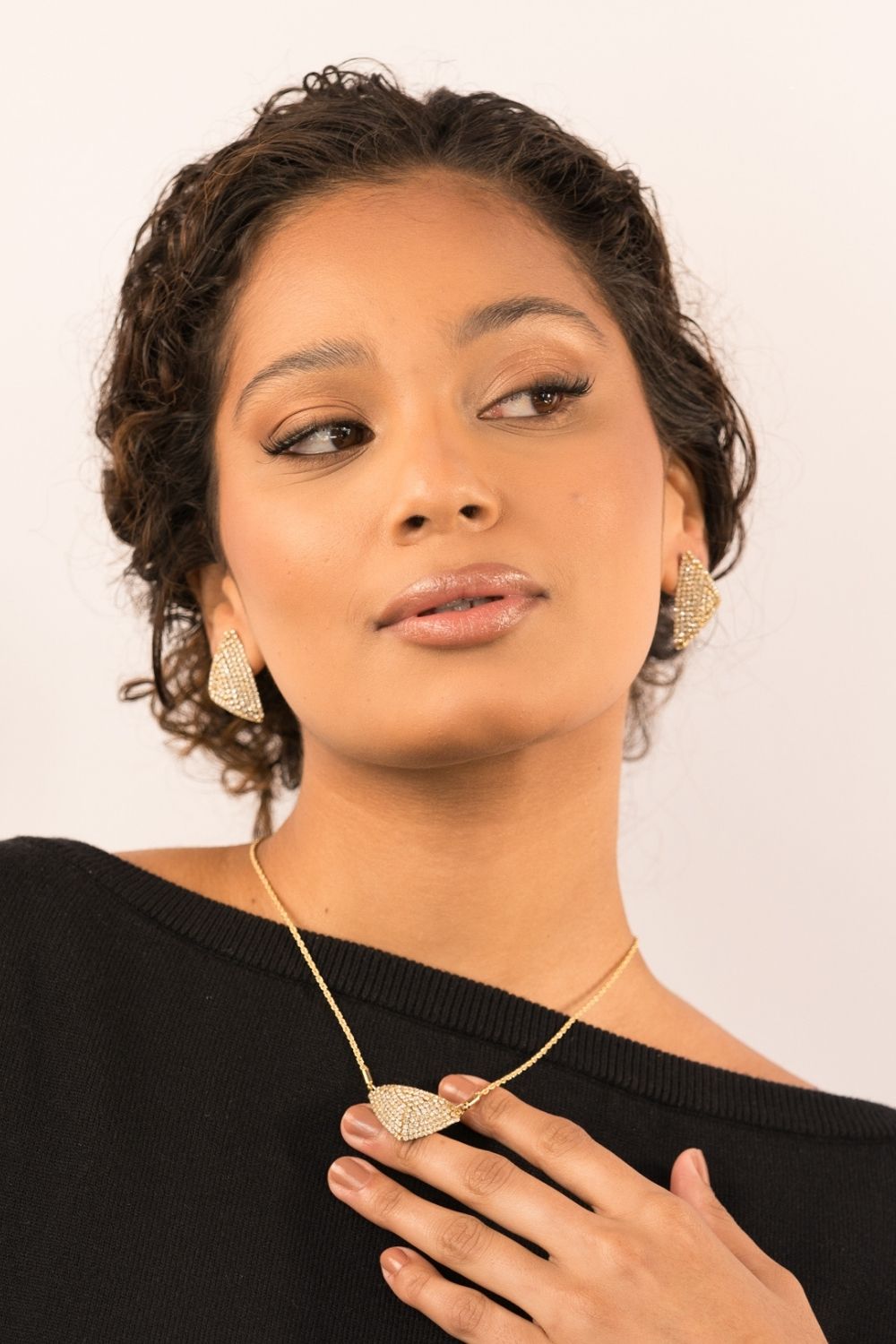 Colar Geométrico Dourado com Pingente Triangular Cravejado – Shine