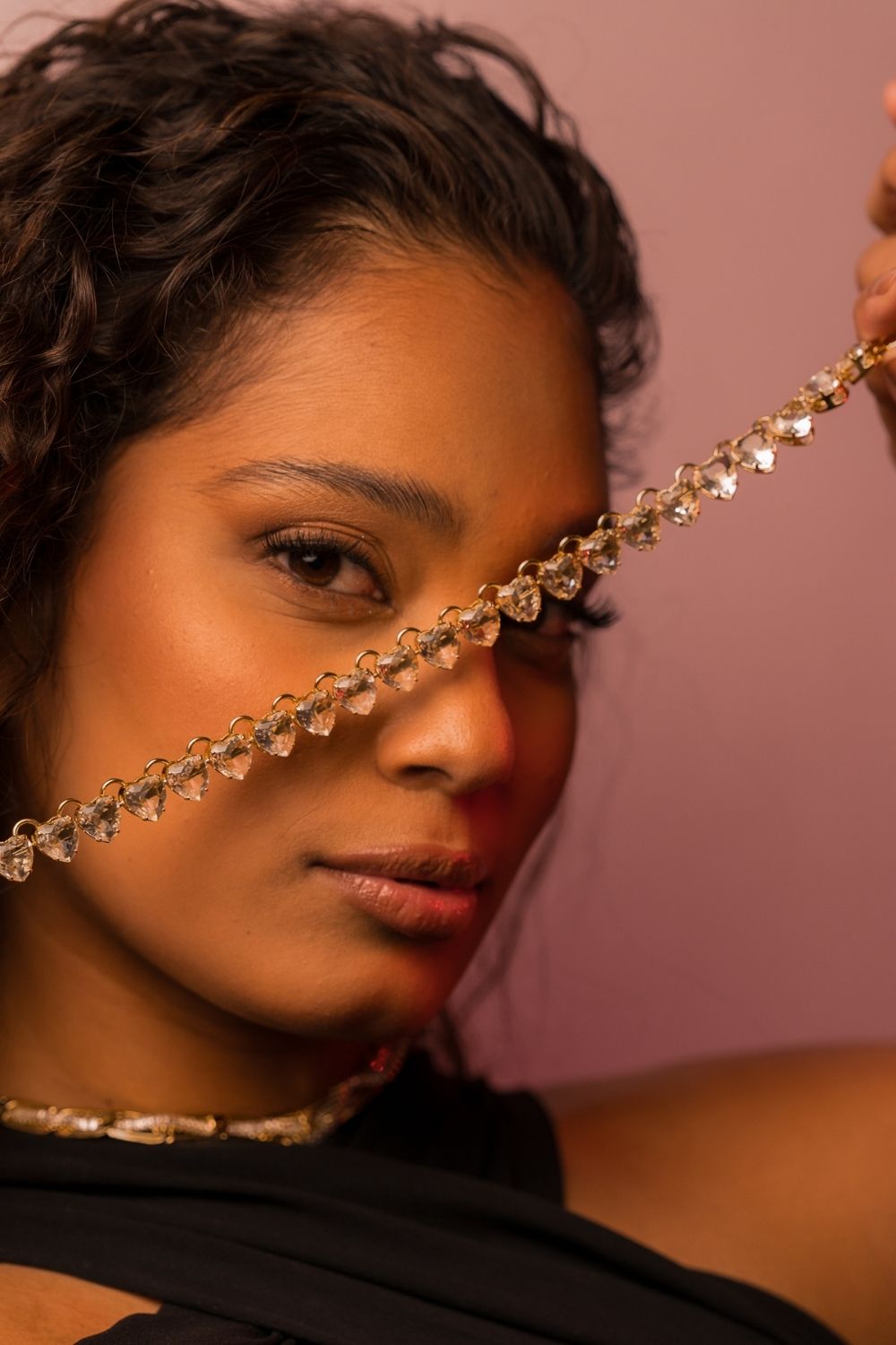 Kit Colar e Brinco Riviera de Corações Lapidados em Dourado – Luz Contínua