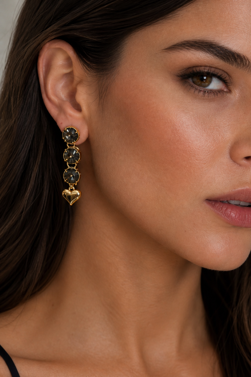 Brinco Longo Corações com Cristais Black Diamond Dourado