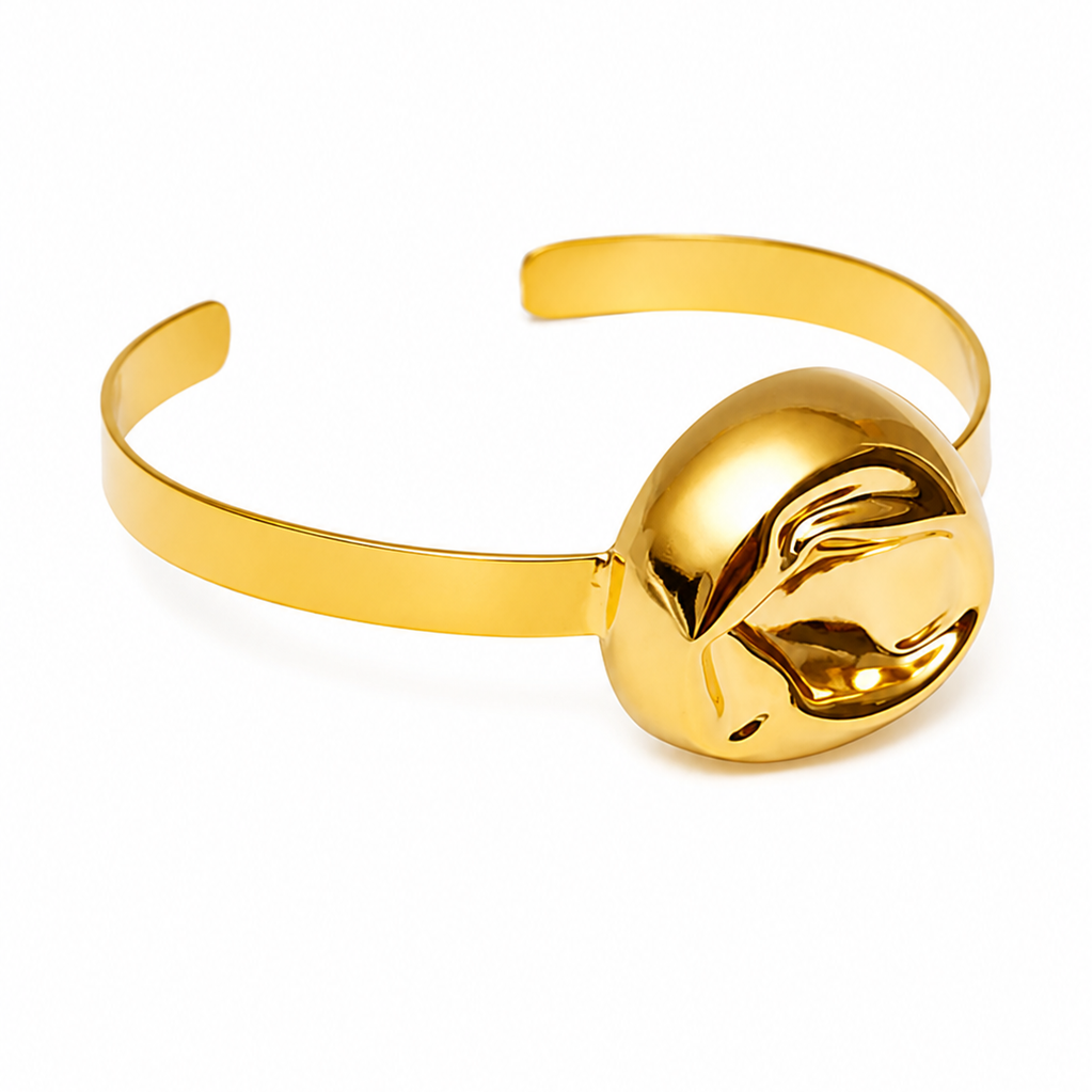 Bracelete Martelado Dourado com Meia Esfera – Design Minimalista e Textura Artesanal