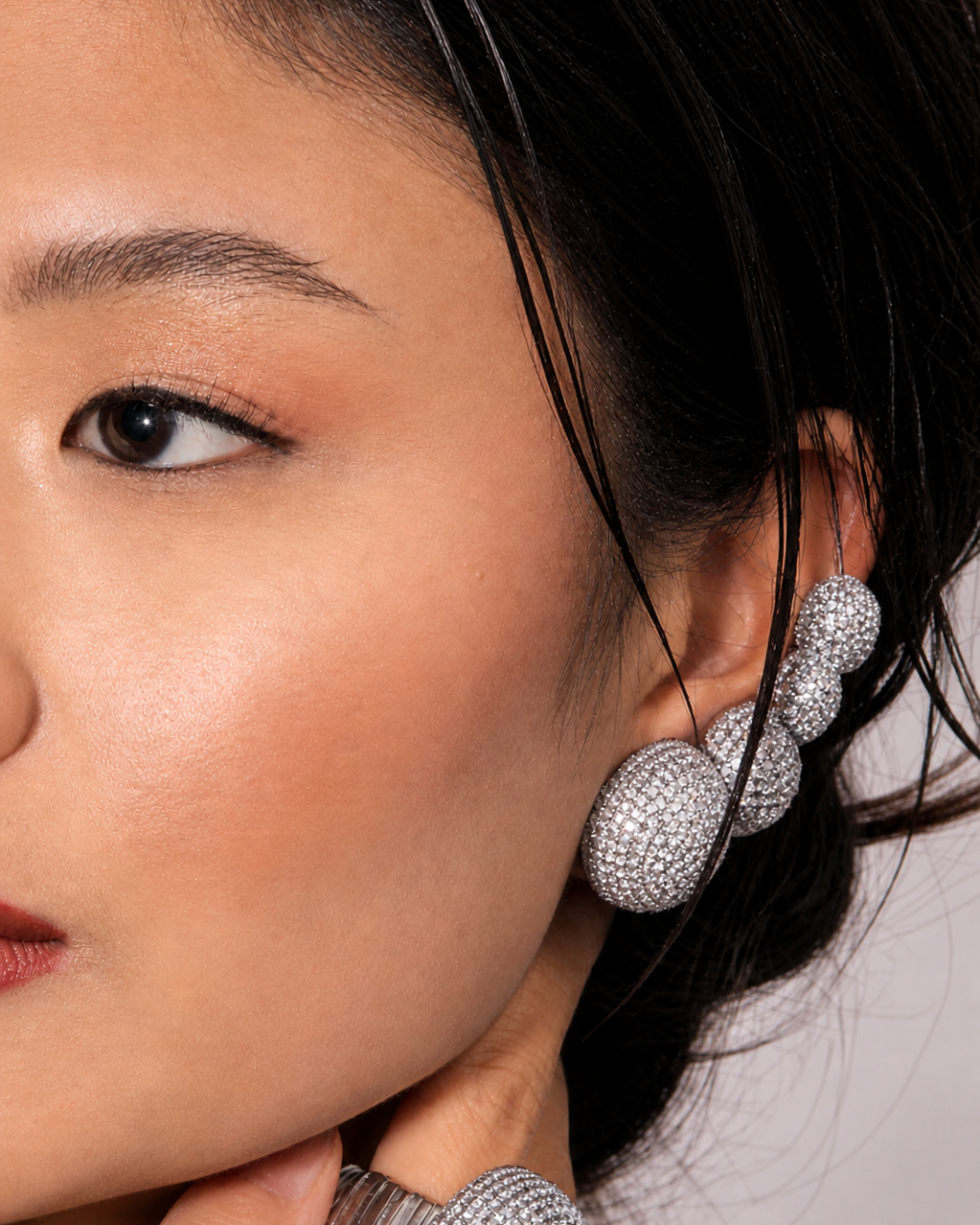 Ear Cuff Prateado com Esferas e Strass Cravejados