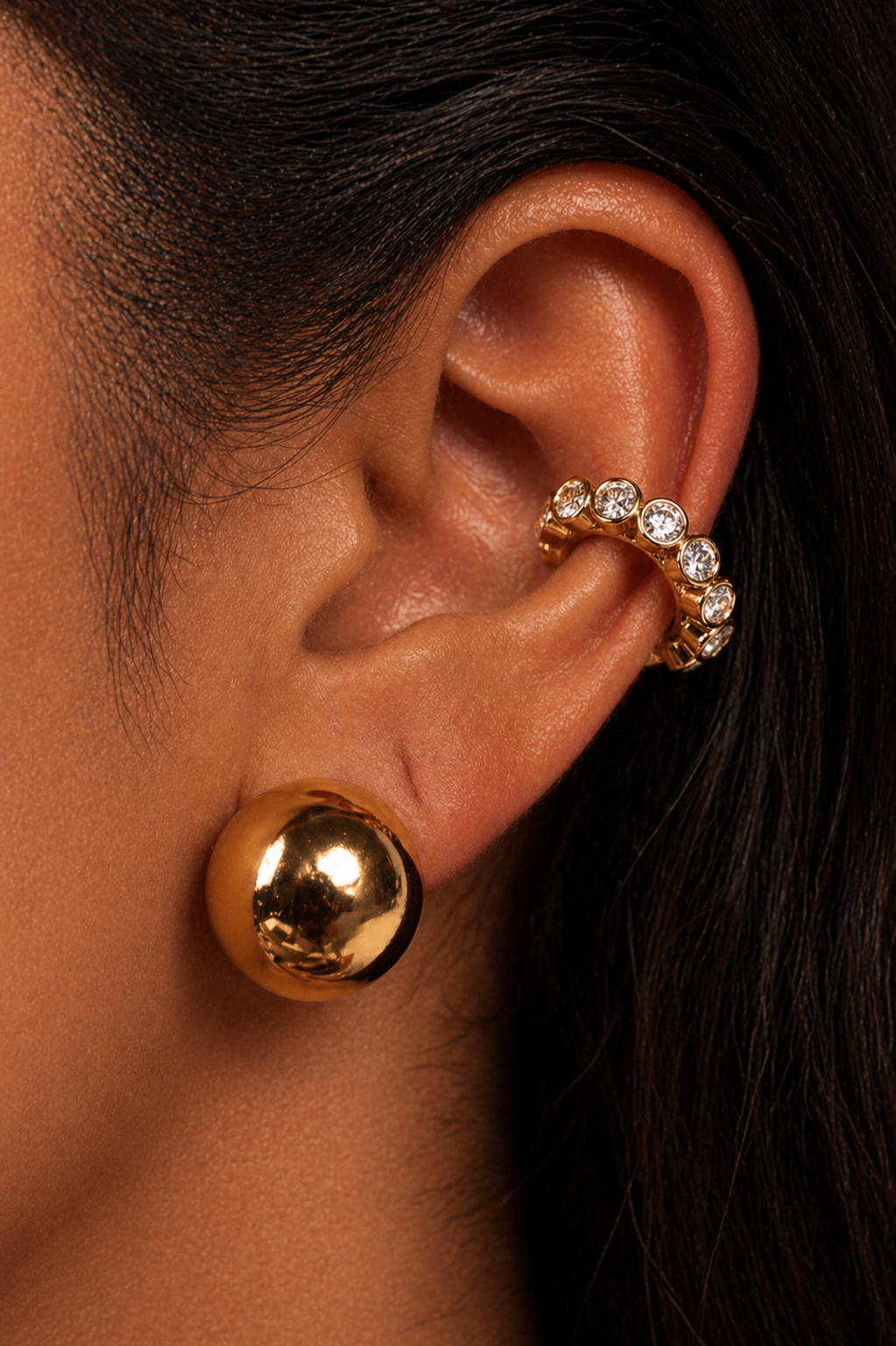 Ear Cuff Dourado com Zircônias Redondas e Encaixe Sem Furo