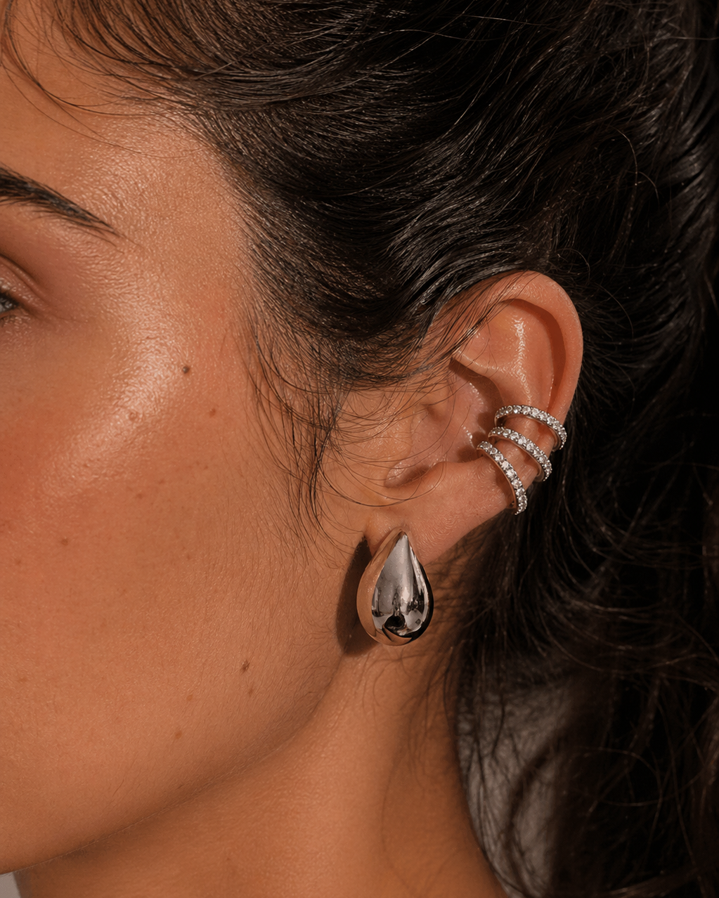 Ear Cuff Prateado com Zircônias e Efeito Múltiplos Aros