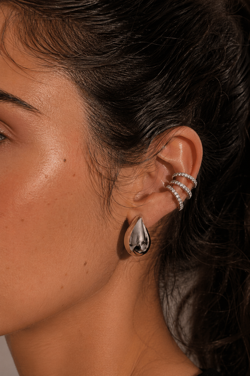 Ear Cuff Prateado com Zircônias e Efeito Múltiplos Aros