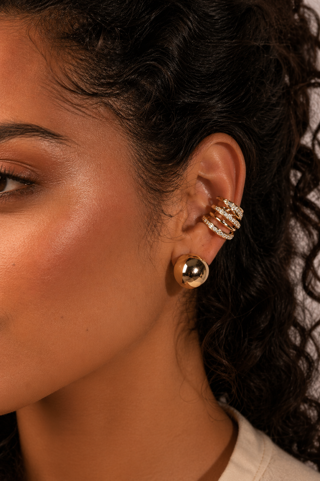 Ear Cuff Dourado com Zircônias e Design em Camadas Orgânicas