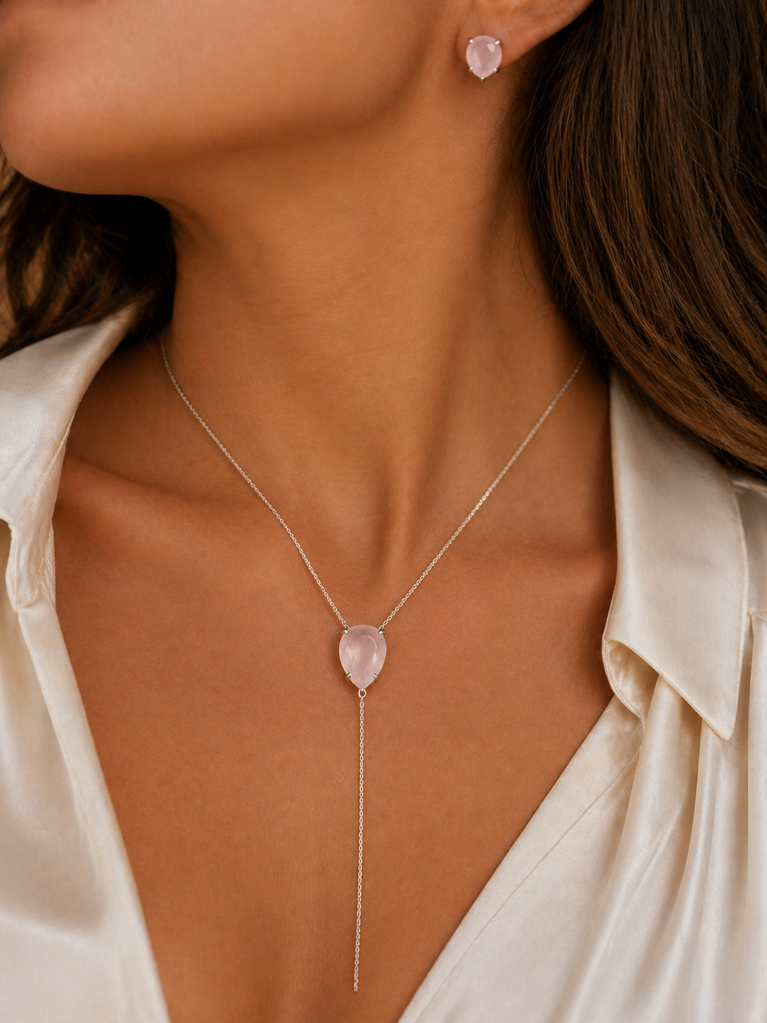 Kit Colar Longo Estilo Terço com Pedra Light Peach e Brinco Ponto de Luz Prateado