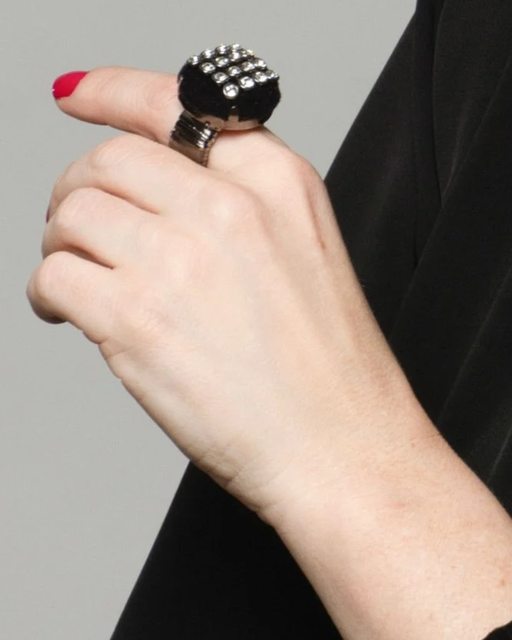 ANEL VELVET COM STRASS PRATEADO