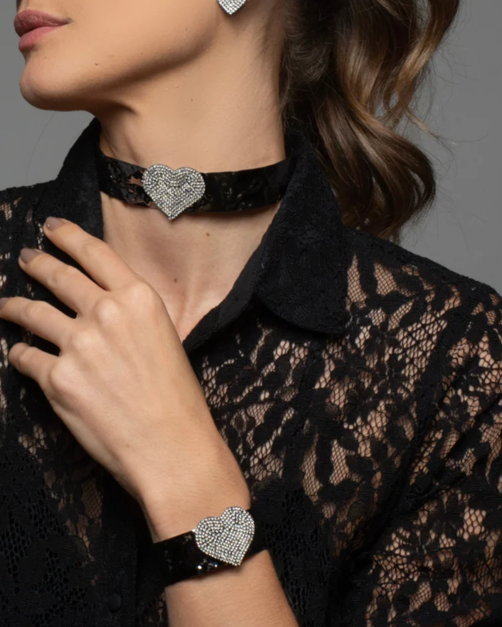 Choker Grafite com Coração Cravejado em Strass