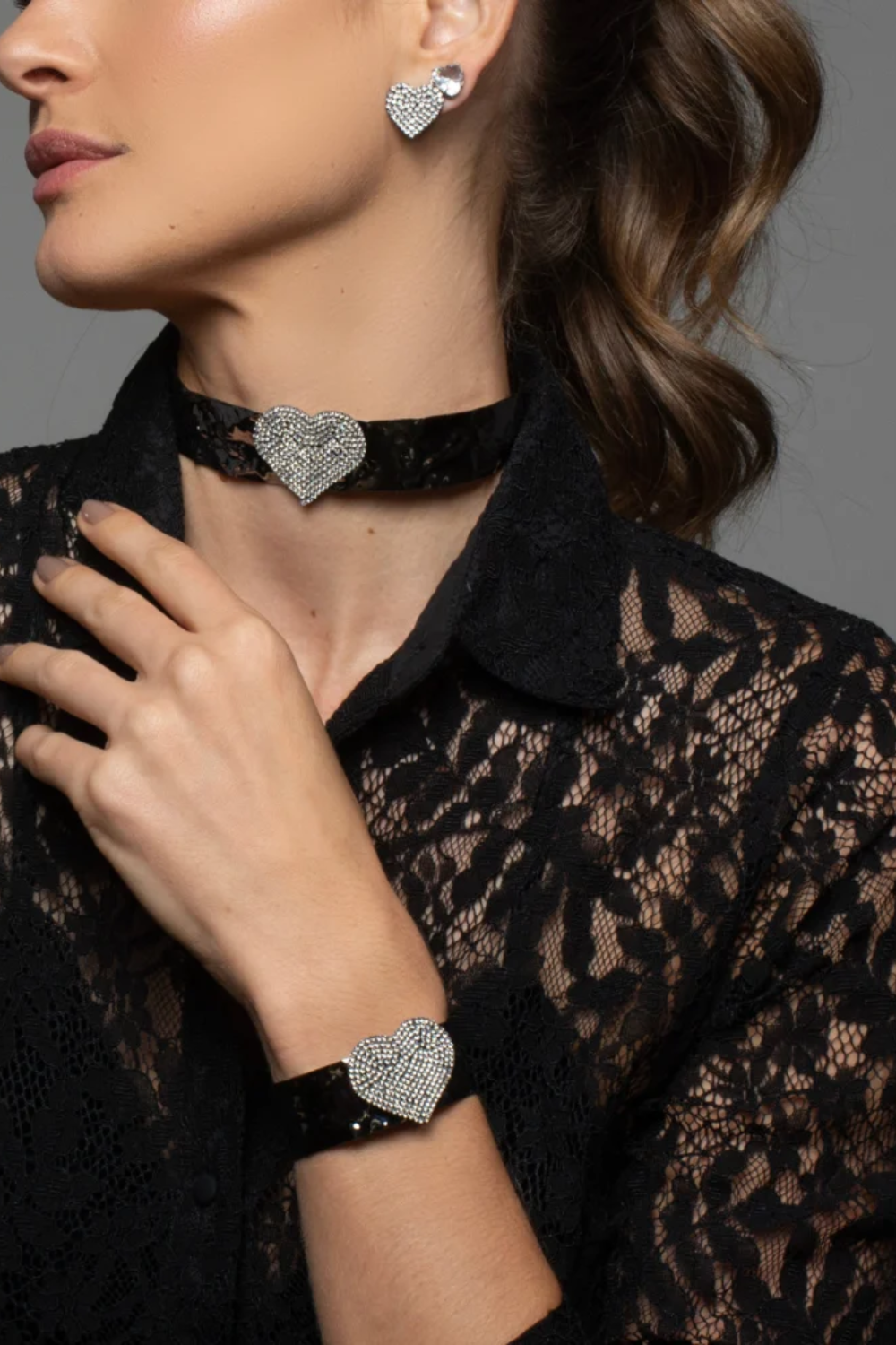 Choker Grafite com Coração Cravejado em Strass