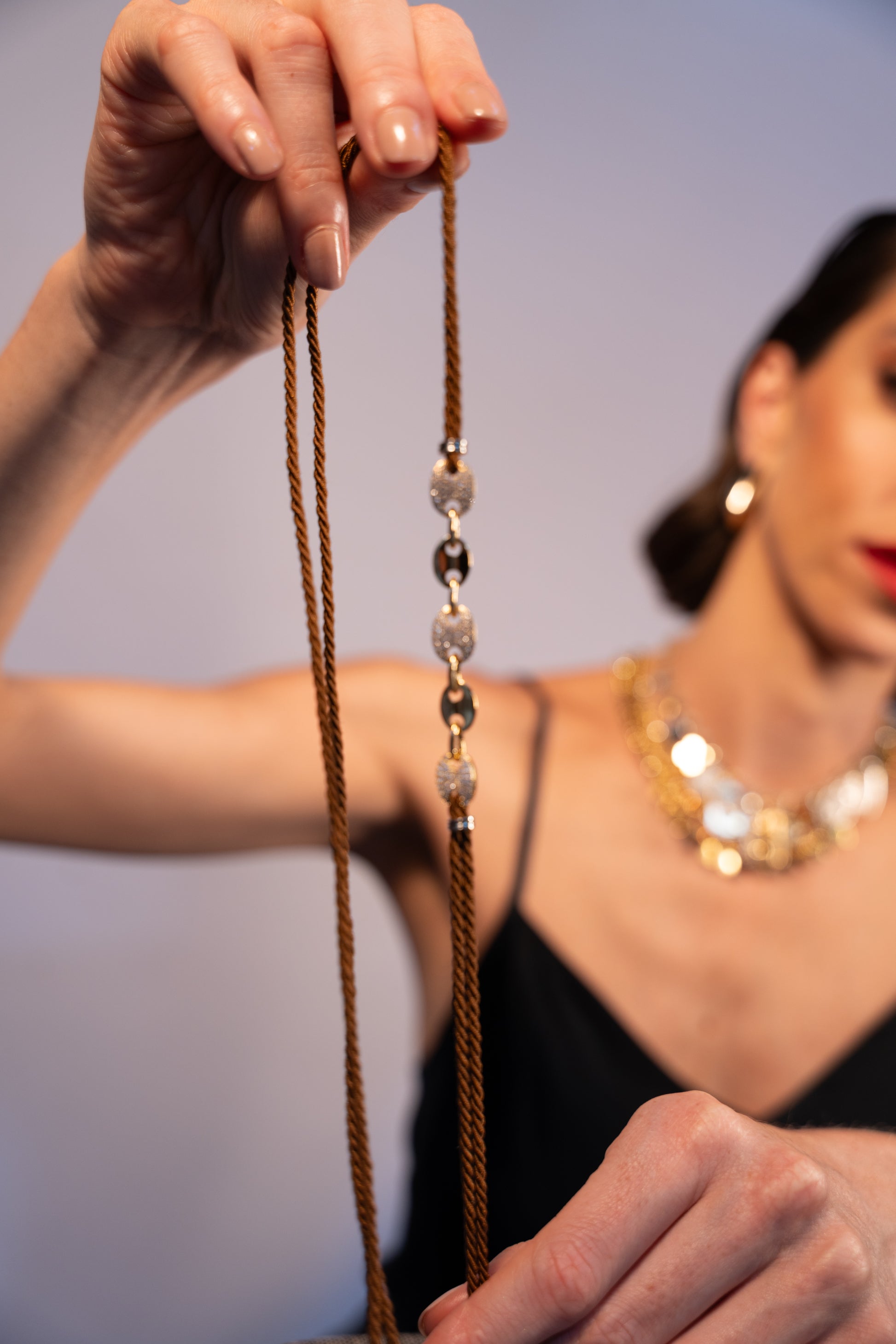 Colar Cordão Ajustável com Elos e Strass Prateado – Multiformas