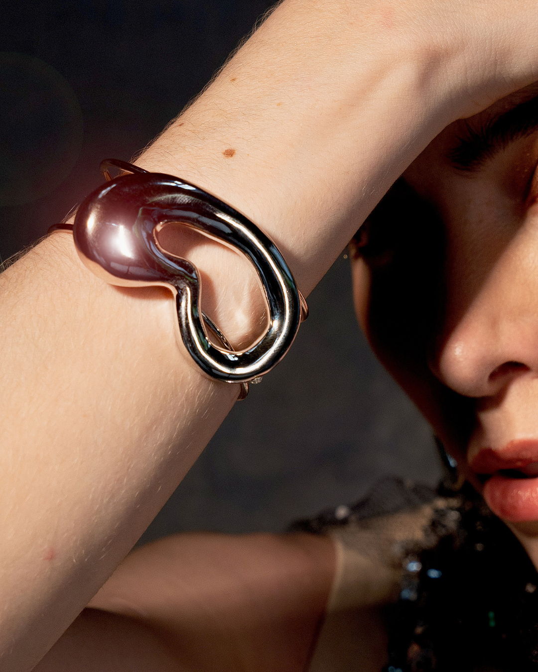 Bracelete Orgânico Prateado Rígido com Design Autoral