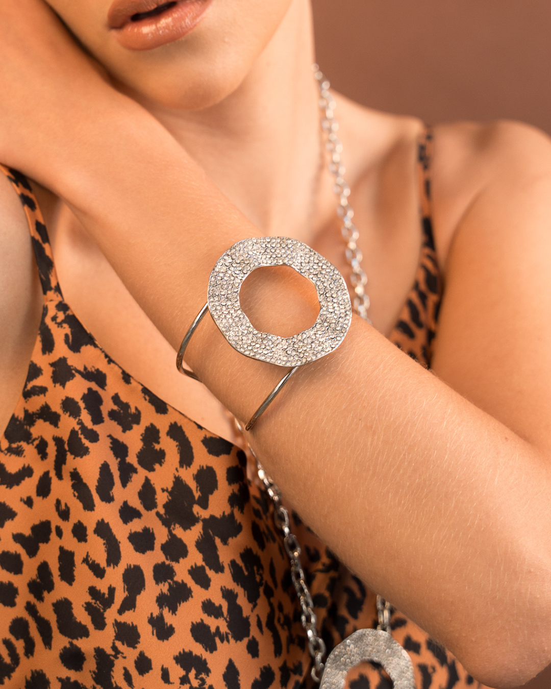 Bracelete Prateado Cravejado com Cristais e Brilho Intenso