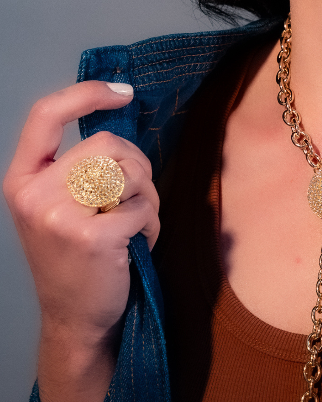 Anel Dourado Cravejado com Cristais Shine | Ajustável e Marcante