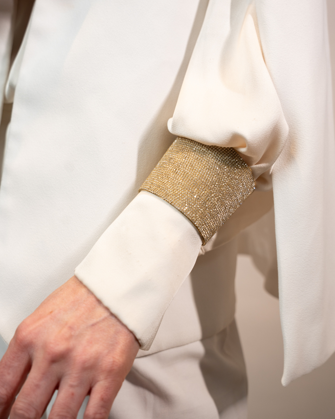 Maxi Bracelete Dourado Cravejado com Strass e Brilho