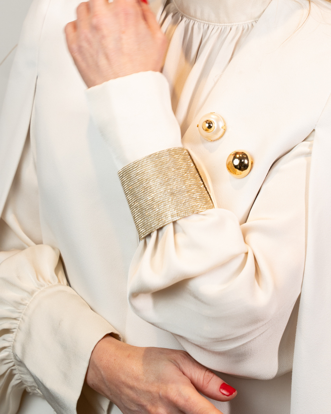 Maxi Bracelete Dourado Cravejado com Strass e Brilho