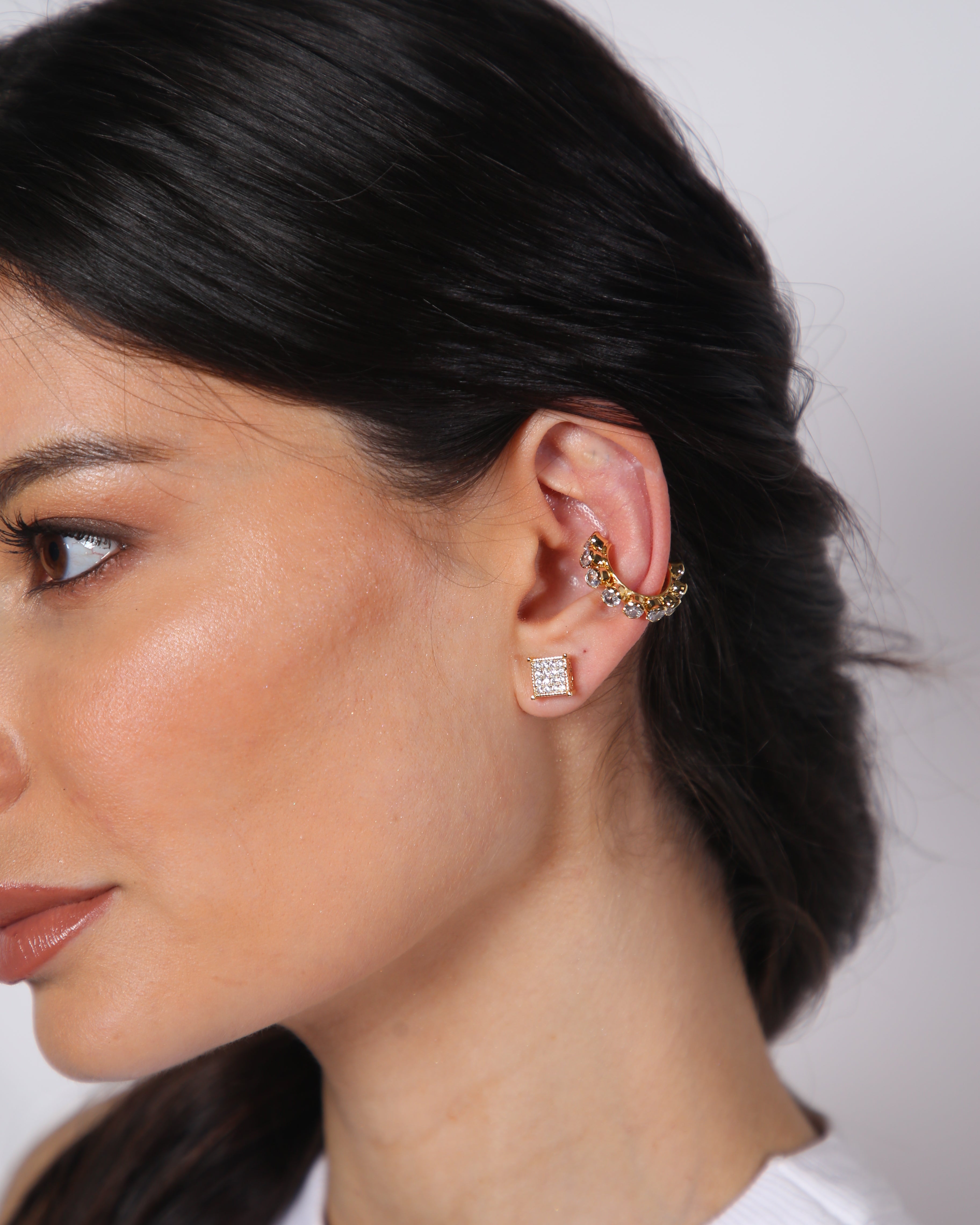 Ear Cuff Dourado com Zircônias Redondas e Encaixe Sem Furo