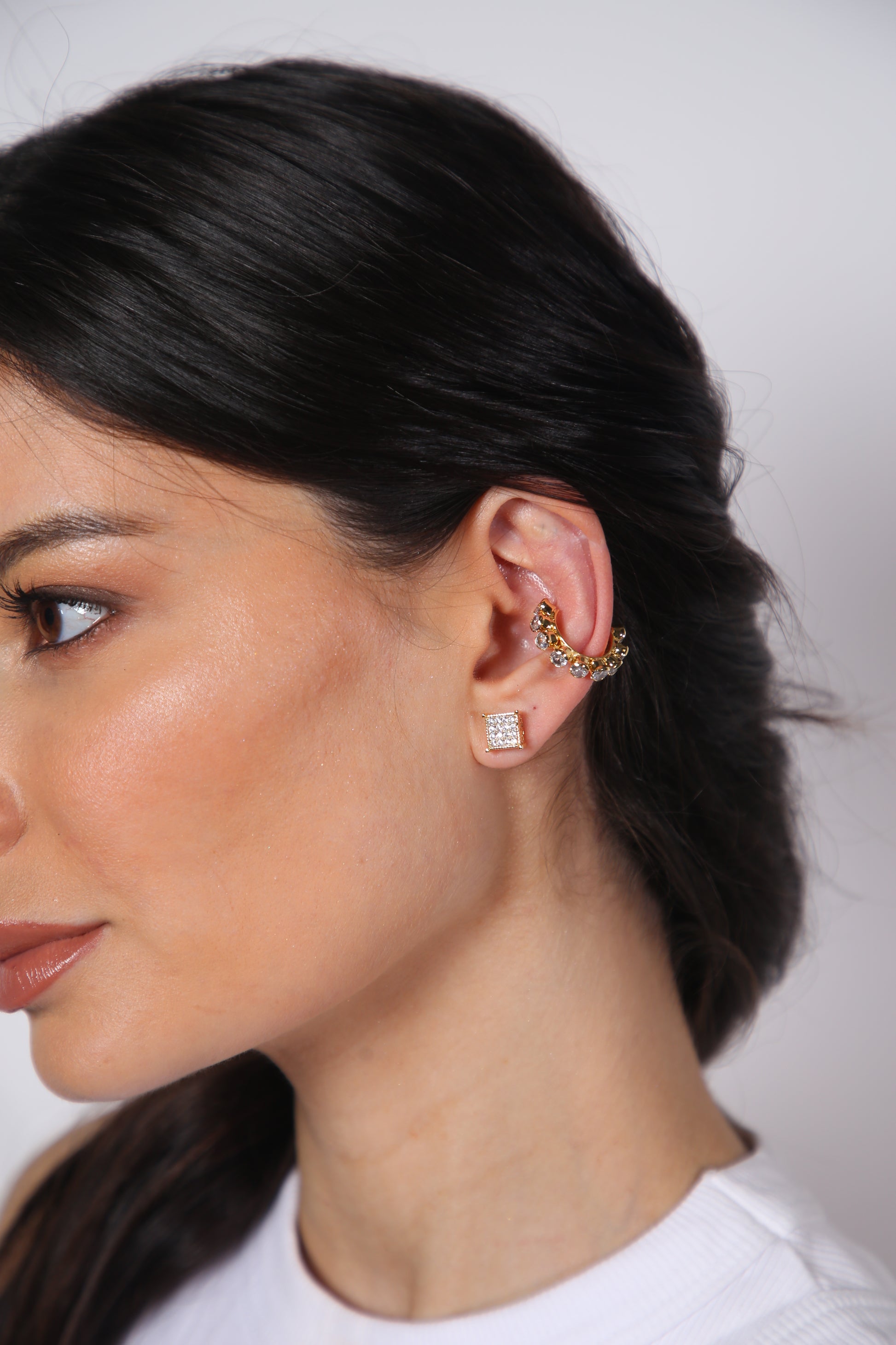 Ear Cuff Dourado com Zircônias Redondas e Encaixe Sem Furo